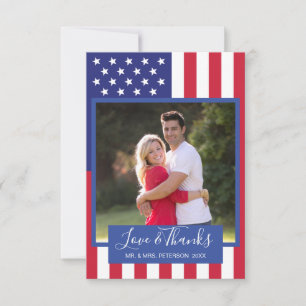 Kopplar ihop den patriotiska amerikanska flaggan tack kort