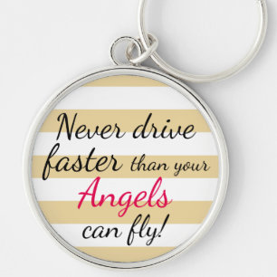 Kör aldrig snabbare, än änglar kan flyga rund silverfärgad nyckelring
