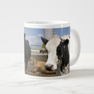 Kor framför en röd ladugård och silo på en gård jumbo mugg