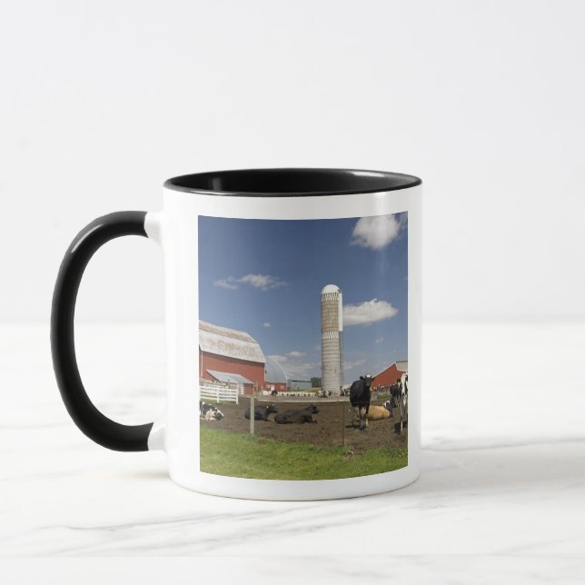 Kor framför en röd ladugård och silo på en gård mugg (Vänster)