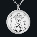 Kor i UFO:s rymdskepp Silverpläterat Halsband<br><div class="desc">En lustig illustration av kor som lotsar en UFO. Det här rymdskeppet räddar kor från jordbruken. En lustig konspirationsteoridedesign. Bilden är svart och vit.</div>