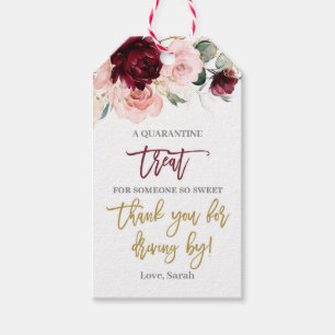 Kör med babyduschburgundi och rosa fall blommigt presentetikett