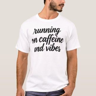 Kör På Kaffe Och Vibbar Borstskrift Citat T Shirt