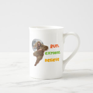 Kör Sasquatch Äventyr Tro Design Benporslin Mugg