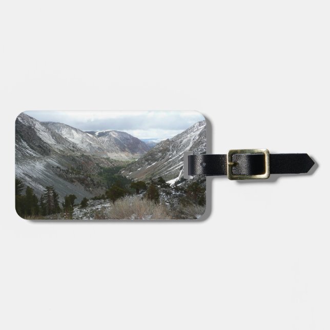 Köra genom Snowy-Sierran Nevada-bergen Bagagebricka (Horisontell Framsida)