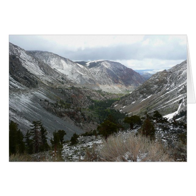 Köra genom Snowy-Sierran Nevada-bergen Hälsningskort (Framsidan Horizontal)