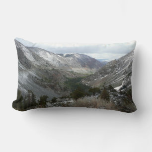 Köra genom Snowy-Sierran Nevada-bergen Lumbarkudde