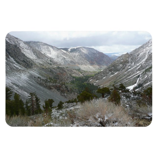 Köra genom Snowy-Sierran Nevada-bergen Magnet (Horisontell)