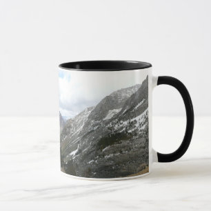 Köra genom Snowy-Sierran Nevada-bergen Mugg