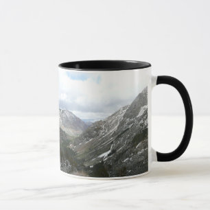 Köra genom Snowy-Sierran Nevada-bergen Mugg
