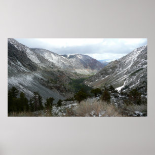 Köra genom Snowy-Sierran Nevada-bergen Poster