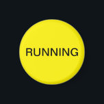 Köra gult dischasher magnet<br><div class="desc">Minimal "löpande" diskmaskin köksmagnet med gultens bakgrund som hjälper dig med köksorganisationen. Anpassa med texten.</div>