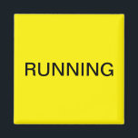 Köra gult dischasher magnet<br><div class="desc">Minimal "löpande" diskmaskin köksmagnet med gultens bakgrund som hjälper dig med köksorganisationen. Anpassa med texten.</div>