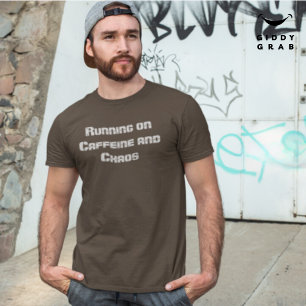 Köra på citat av koffein & Chaos Funny-tecken T Shirt
