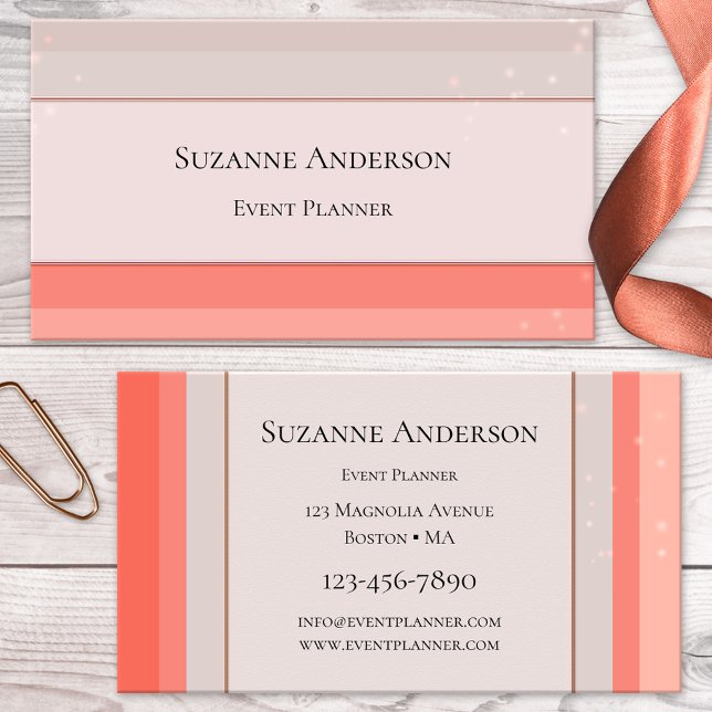 Koral Rosa Glänsande Evenemangsplanerare Affärs Ko Visitkort (Elegant business card featuring a modern striped design in coral and peach with light sparkles)