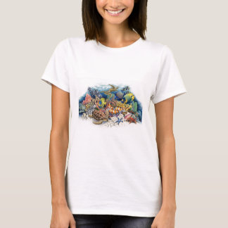 Korall bevattnar med den tropiska fisken t-shirt