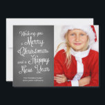 Korall för önskemål för jul för svart julkort<br><div class="desc">Svart tavlahelgdagskort presentera ord "önska dig god jul och en gott nytt år", i vit, gullig och lockig calligraphynågot liknandestilsort och en fotomall av att le jultomten för flickapåkläddnågot liknande. Baksidaen av dessa svart tavlajulkort presenterar en festlig nautisk design, med ett mönster för korall- och vitvågrätrandar. Skräddarsy lätt modern jul...</div>