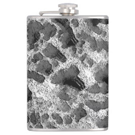 Korall med svart och vit färg runt kudde fickplunta