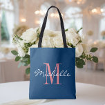 Korall och marinblått monogram bröllop till säcken tygkasse<br><div class="desc">Korall rosa och marinblått monogram bröllop till säcken för brud- och brudbesättning,  brudgummar,  maid of honor,  blomflicka,  budens mamma,  hedersbete osv. Elegantens typografi med chicens skripttext för namn. Lägg till din egen klassinramade namn,  första brev. Initierat tillbehör med vacker färg-kombination för bachelorettfest,  trendig giftermål,  möhippa,  förlovning osv.</div>