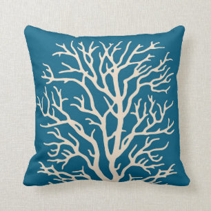 Korallträd i kräm på prydde med ädelsten kudde