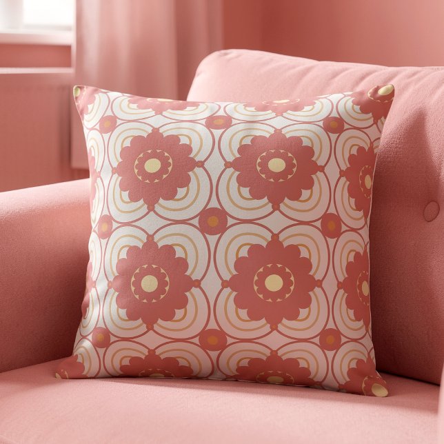Koralrosa blommor på krämfärgad bakgrund kudde (Small repeat, soft colors. This coral pillow is all about playful retro detail.)
