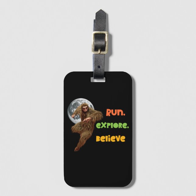 Körande Sasquatch Äventyr Tro Design Bagagebricka (Framsida vertikal)