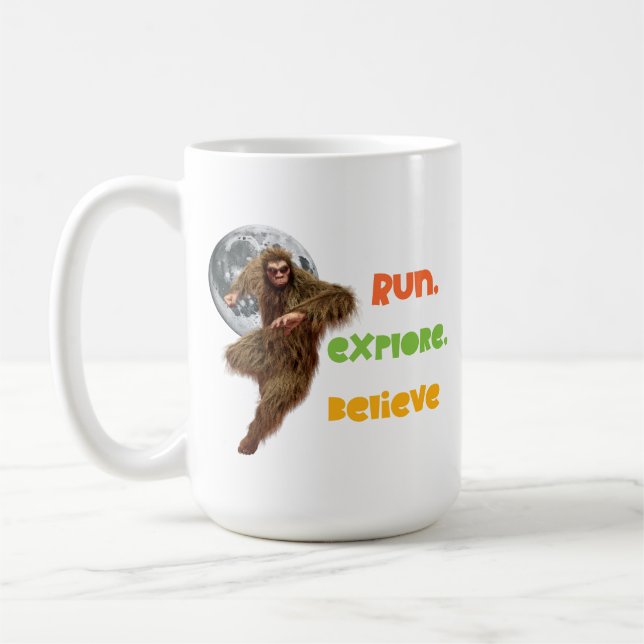 Körande Sasquatch Äventyr Tro Design Kaffemugg (Vänster)
