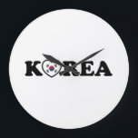 Korea Kärlek Heart Flagga Stor Klocka<br><div class="desc">Korea Kärlek Heart Flagga Globe Trotters specialiserar sig på idiosynkratiskt bildmaterial från hela världen. Här hittar du unika hälsningskort,  vykort,  Poster,  Mousepads med mera.</div>