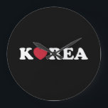Korea Kärlek Heart Large Clock Stor Klocka<br><div class="desc">Korea Kärlek Heart Globe Trotters specialiserar sig på idiosynkratiskt bildmaterial från hela världen. Här hittar du unika hälsningskort,  vykort,  Poster,  Mousepads med mera.</div>