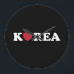 Korea Kärlek Heart Large Clock Stor Klocka<br><div class="desc">Korea Kärlek Heart Globe Trotters specialiserar sig på idiosynkratiskt bildmaterial från hela världen. Här hittar du unika hälsningskort,  vykort,  Poster,  Mousepads med mera.</div>