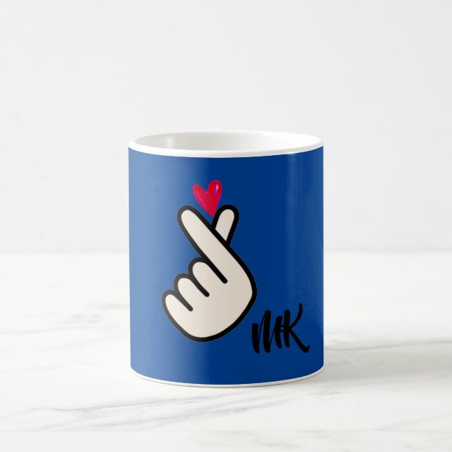 Koreanska K-pop Hand Heart Blue Monogram Kaffemugg (Center)