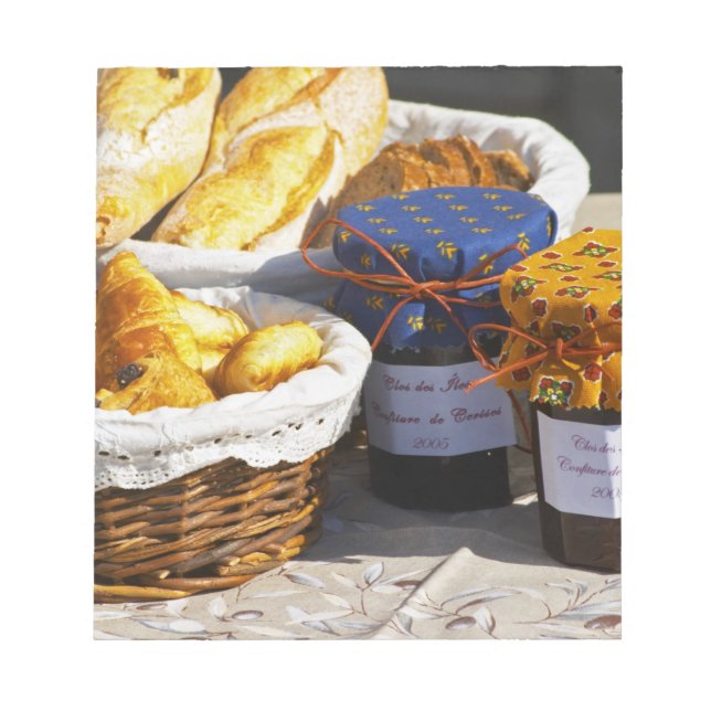 Korg med croissanter och chokladbröd. anteckningsblock (Framsida)