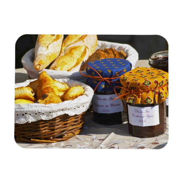 Korg med croissanter och chokladbröd. magnet (Horisontell)