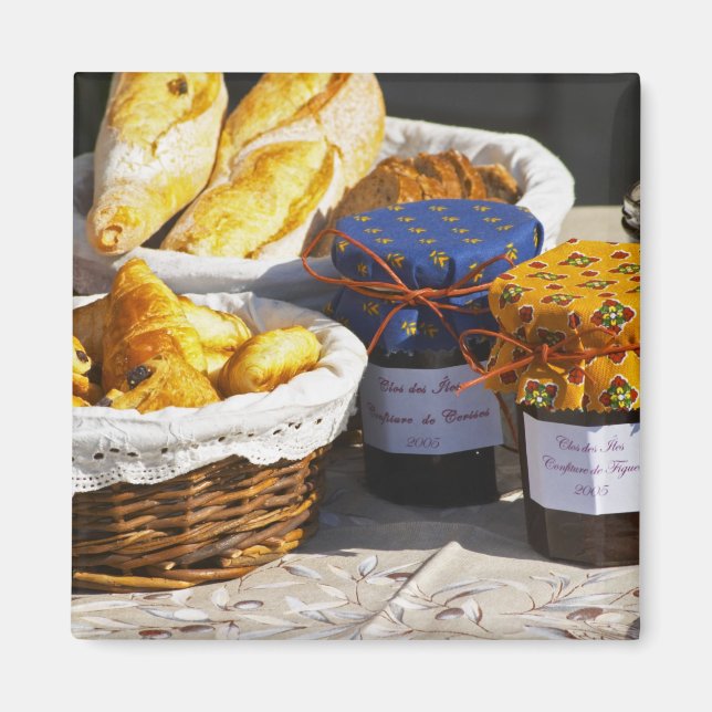 Korg med croissanter och chokladbröd. magnet (Framsidan)