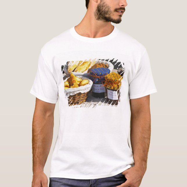 Korg med croissanter och chokladbröd. t shirt (Framsida)