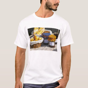 Korg med croissanter och chokladbröd. tee