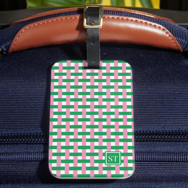 Korgfläta i rosa och grön monogram bagagebricka (Framsida Insitu 2)