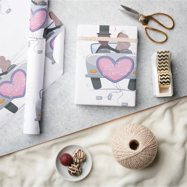 Körning av par i ny gifta presentpapper (Skapare uppladdad)