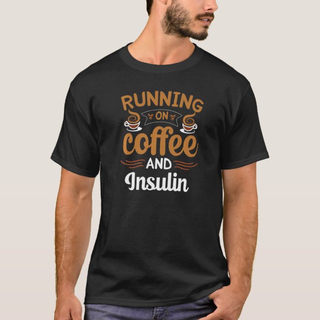 Körning på kaffe och insulin koffein t shirt (Framsida)