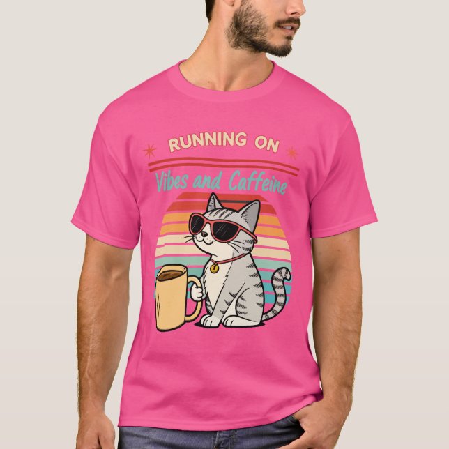 Körning på Vibes & koffein - Coola Cat Retro T Shirt (Framsida)