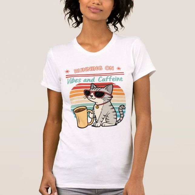 Körning på Vibes & koffein - Coola Cat Retro T Shirt (Framsida)
