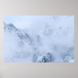 Korpar, snöiga berg och moln poster