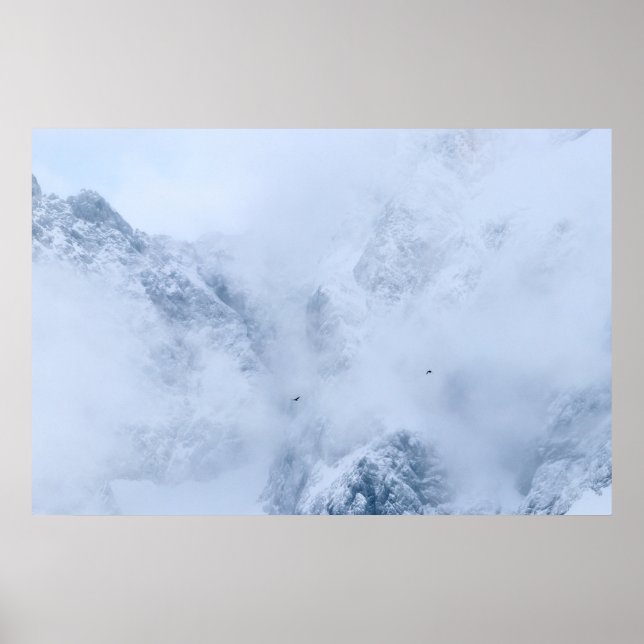 Korpar, snöiga berg och moln poster (Framsidan)