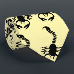 Korpiondesign Slips<br><div class="desc">Denna skorpionkonstruktion, som också kallas slips eller lång slips, är en biet av tyg som slits runt nacke, vanligtvis under en skjortkrage, och som är bunden i en knut framtill. Det är en dekorativ eller symbolisk post av formella halsdukar eller kontorsattityder, som ofta är nedtryckta i bröstet. Du kan anpassa...</div>
