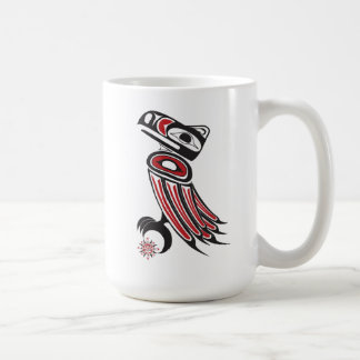 Korpsvarta stölder solen kaffemugg