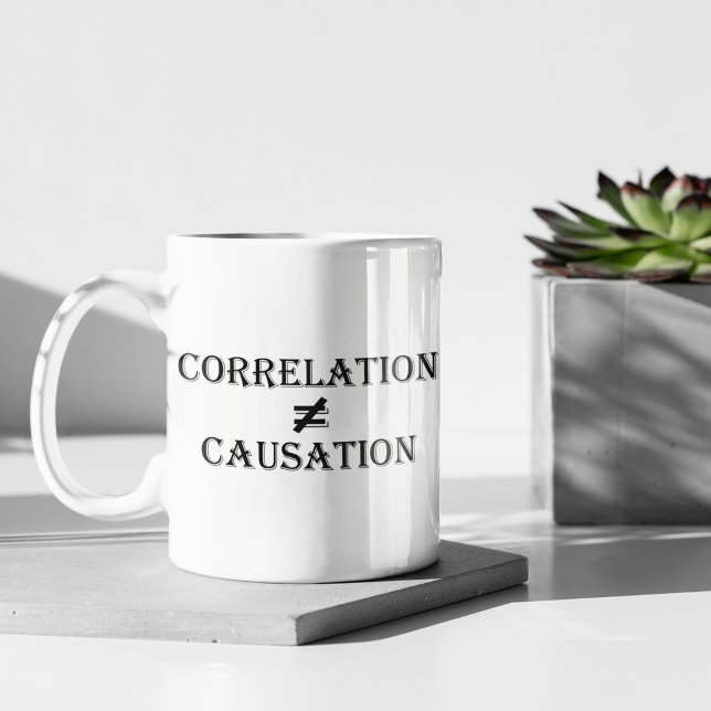 Korrelation är inte lika med orsakssamband kaffemugg (Skapare uppladdad)
