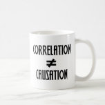 Korrelation är inte lika med orsakssamband Science Kaffemugg<br><div class="desc">Korrelation innebär inte orsakssamband. Bara för att det finns ett samband mellan två variabler,  gör inte elak att den ena orsakar den andra. Underbar gåva från mugg till vetenskapsmän för behålla i deras forskningslaboratorium där de utför vetenskapliga experiment.</div>