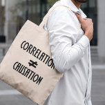 Korrelation är inte lika med orsakssamband Science Tygkasse<br><div class="desc">Korrelation innebär inte orsakssamband. Bara för att det finns ett samband mellan två variabler,  gör inte elak att den ena orsakar den andra. Underbar gåva till vetenskapsmän.</div>