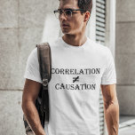 Korrelation är inte lika med orsakssamband tee<br><div class="desc">Korrelation innebär inte orsakssamband. Bara för att det finns ett samband mellan två variabler,  gör inte elak att den ena orsakar den andra. Underbar gåva till vetenskapsmän.</div>