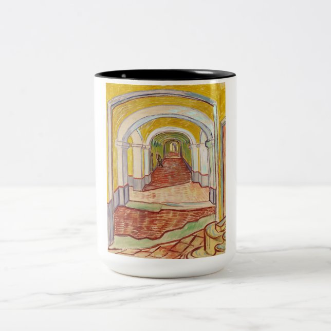 Korridor i asyl (av Vincent van Gogh) Två-Tonad Mugg (Center)